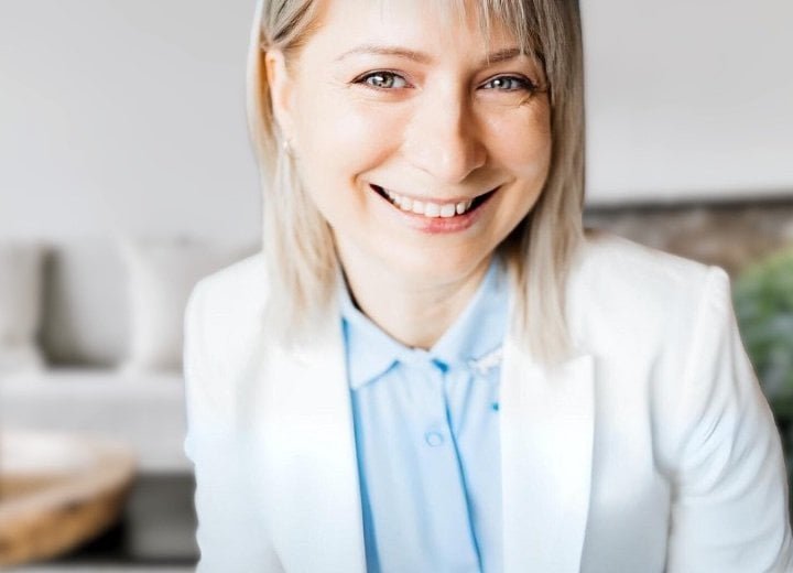 website-nikamak-home-mobile-720x520 Image for home page mobile with Nika Mak smiling